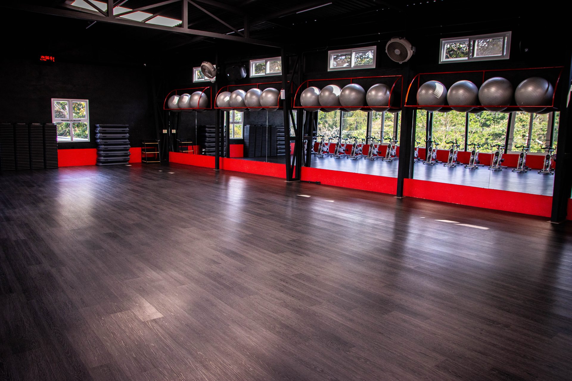 Salón de spinning con vista a los árboles